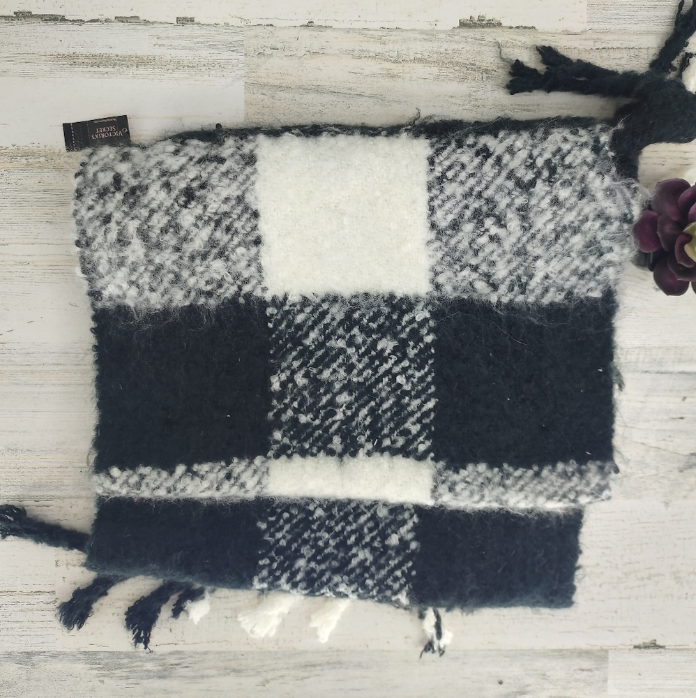 Victoria Secret Large Checkered New Scarf - Picture 4 of 4